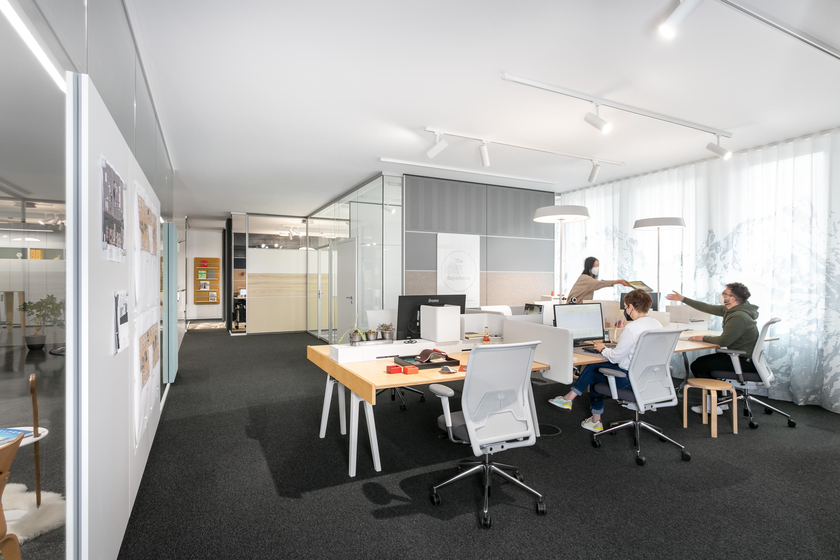 Co-creation with a view of the mountains of clouds – a great way to work creatively. In addition to the agile team area in the heart of the company, a Duo-Studio is available