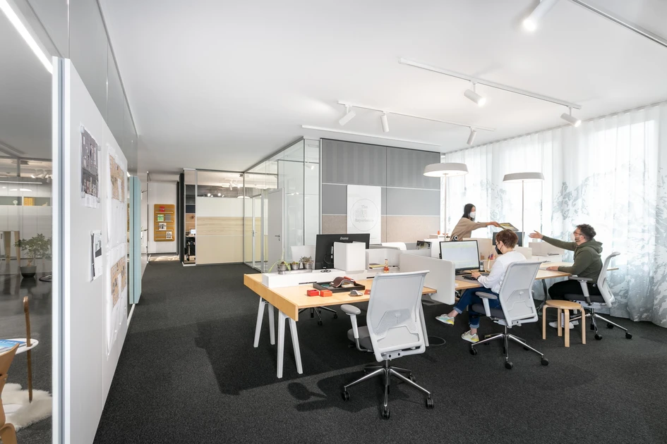 Co-creation with a view of the mountains of clouds – a great way to work creatively. In addition to the agile team area in the heart of the company, a Duo-Studio is available