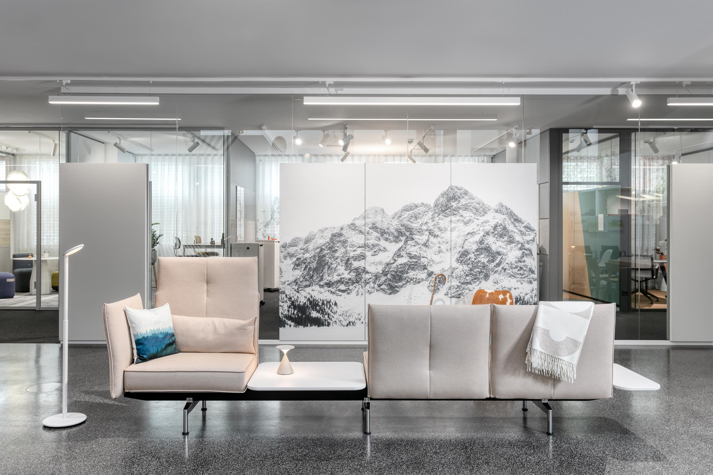 The ErlebnisReich suggests spatial zones as opposed to classic office layouts with communal zones in between