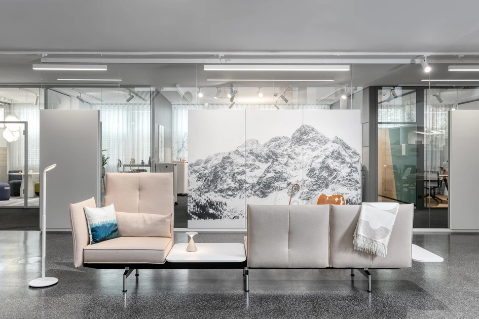 The ErlebnisReich suggests spatial zones as opposed to classic office layouts with communal zones in between