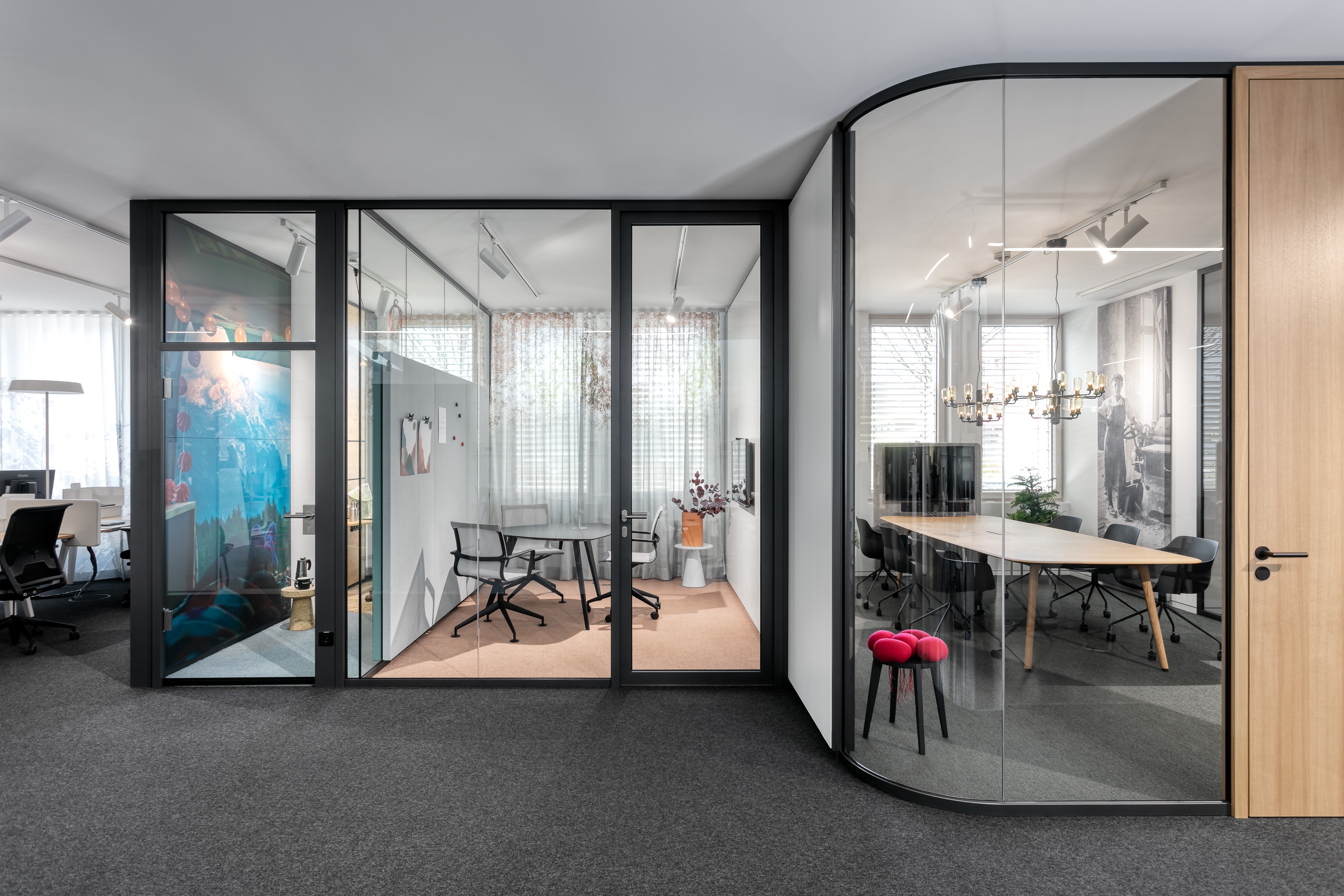 Differently sized rooms are available for meetings and providing space for concentration. The Black Forest meeting room was equipped with the rounded glass walls of fecoplan