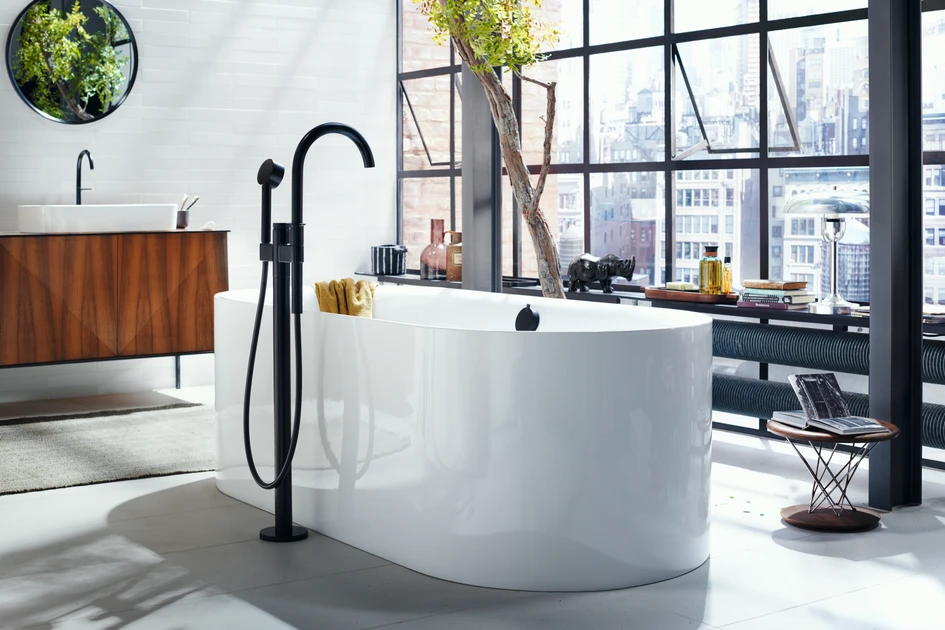 Archetypen für das zeitgenössische Bad: In ihrer puristischen Form machen die neuen AXOR One Armaturen von Edward Barber und Jay Osgerby im industriellen genauso wie im eleganten Badezimmer eine gute Figur