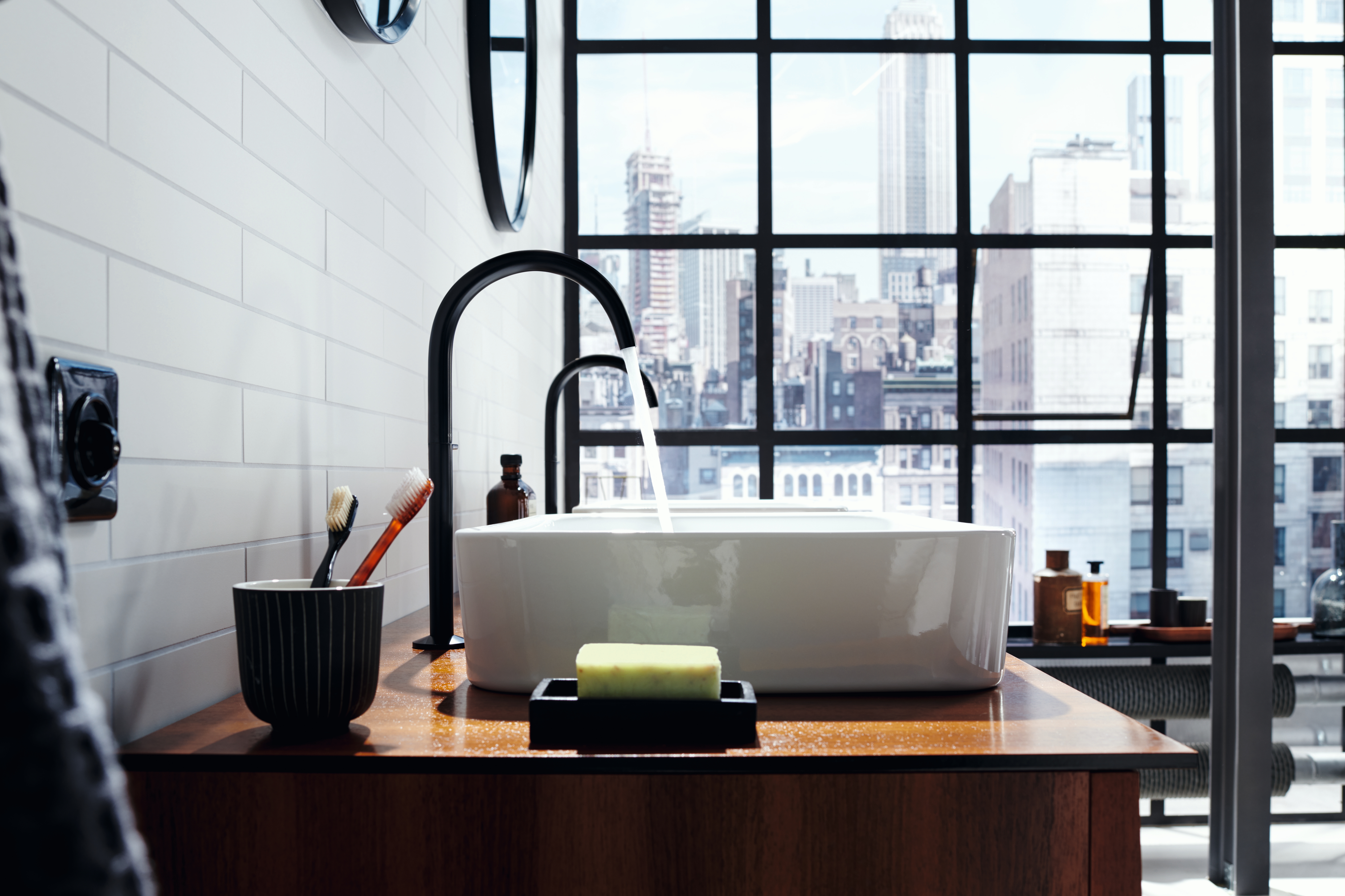 A simple curve and a slightly inclined spout characterise the slender silhouette of the washbasin mixer
