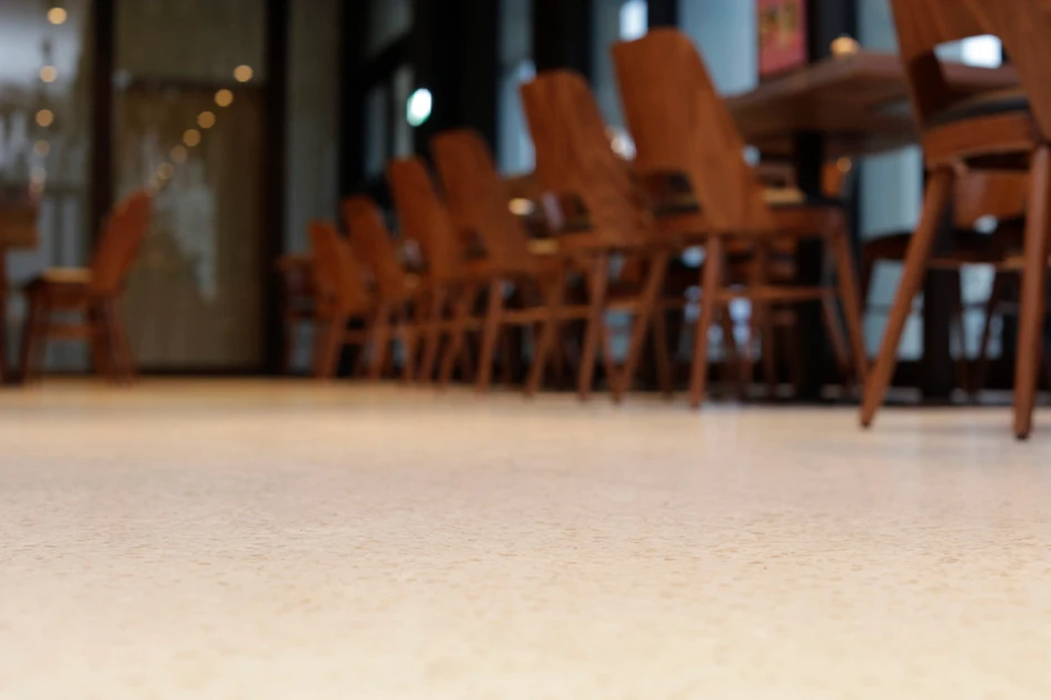 Gerade bei Böden, die in vielfacher Hinsicht stark beansprucht werden, wie in Hotels oder der Gastronomie, zeigt sich die hohe Qualität und Langlebigkeit von Pandomo-Terrazzo