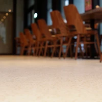 Gerade bei Böden, die in vielfacher Hinsicht stark beansprucht werden, wie in Hotels oder der Gastronomie, zeigt sich die hohe Qualität und Langlebigkeit von Pandomo-Terrazzo