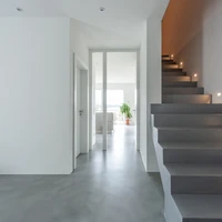 Je nach Verarbeitung zeigt sich die Betonoptik vornehm zurückhaltend oder vordergründig dekorativ – so stehen Architekten und Designern mit Pandomo eine Vielzahl von Möglichkeiten der Oberflächengestaltung offen