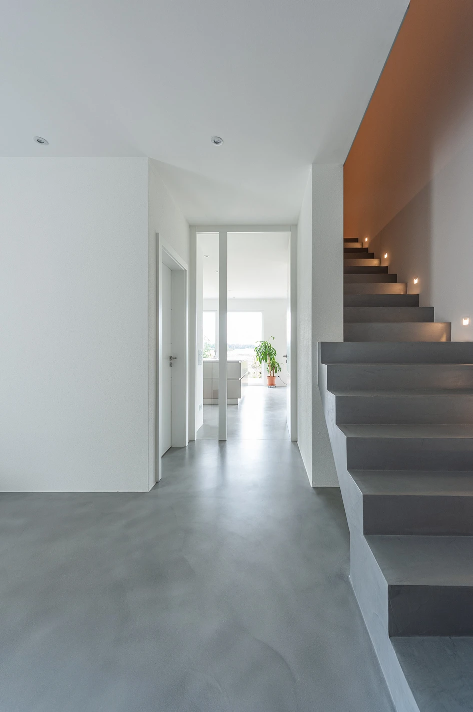 Je nach Verarbeitung zeigt sich die Betonoptik vornehm zurückhaltend oder vordergründig dekorativ – so stehen Architekten und Designern mit Pandomo eine Vielzahl von Möglichkeiten der Oberflächengestaltung offen