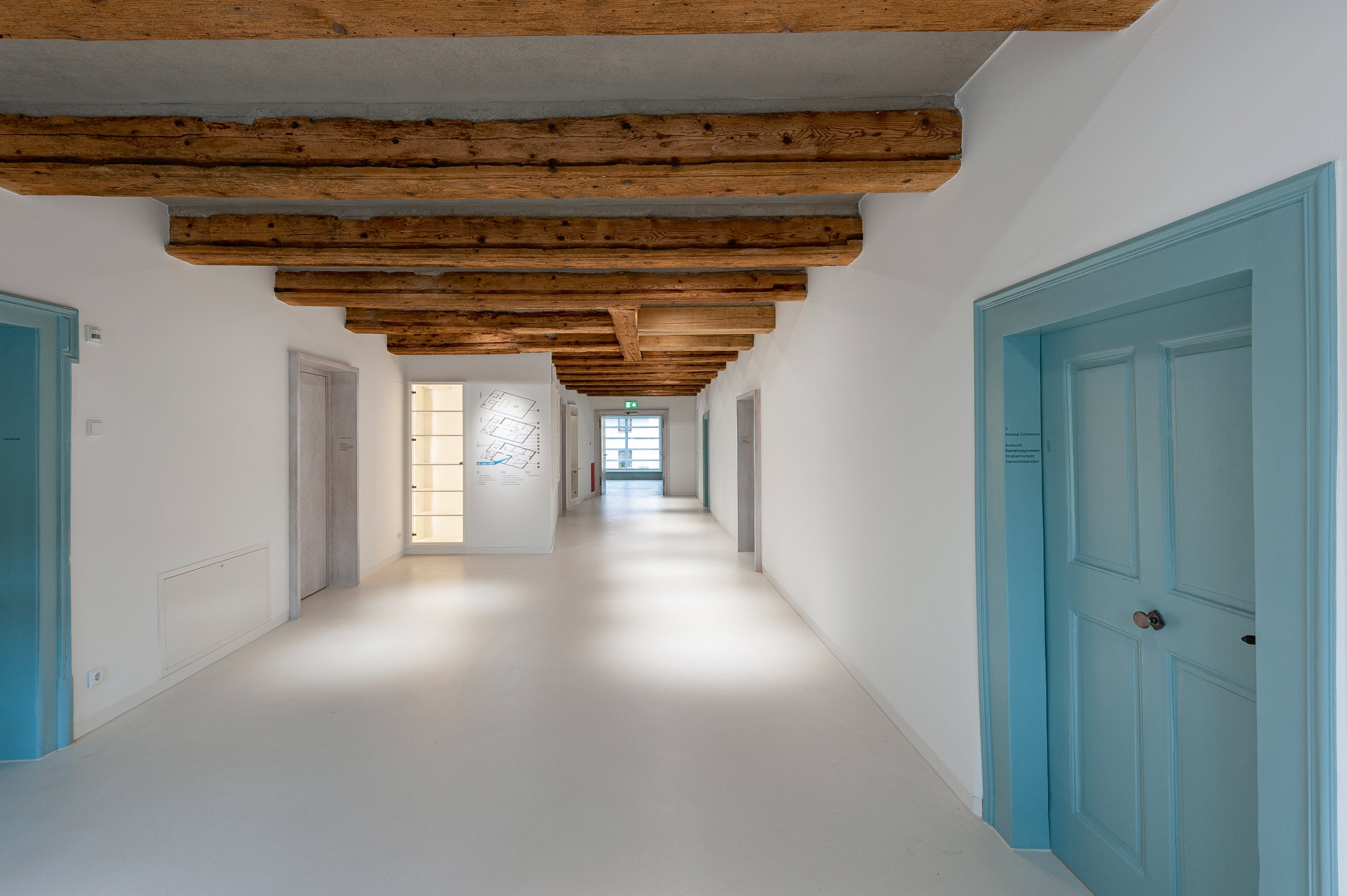 As a contrast to stylistic elements such as wooden beams and old doors or as a clean design element for contemporary floors and walls, Pandomo surfaces can be used flexibly