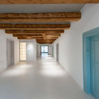 Ein gelungener Kontrast zu Stilelementen wie Holzbalken und alte Türen oder als klares Gestaltungsmittel für zeitgemässe Böden und Wände: Pandomo-Oberflächen sind flexibel einsetzbar