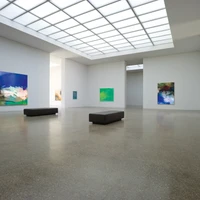 Je grösser der Raum, desto wichtiger ist ein Boden, der seinen Stil unterstreicht. Für den Purismus moderner Architektur sind die Terrazzoböden von Pandomo eine ideale Grundlage