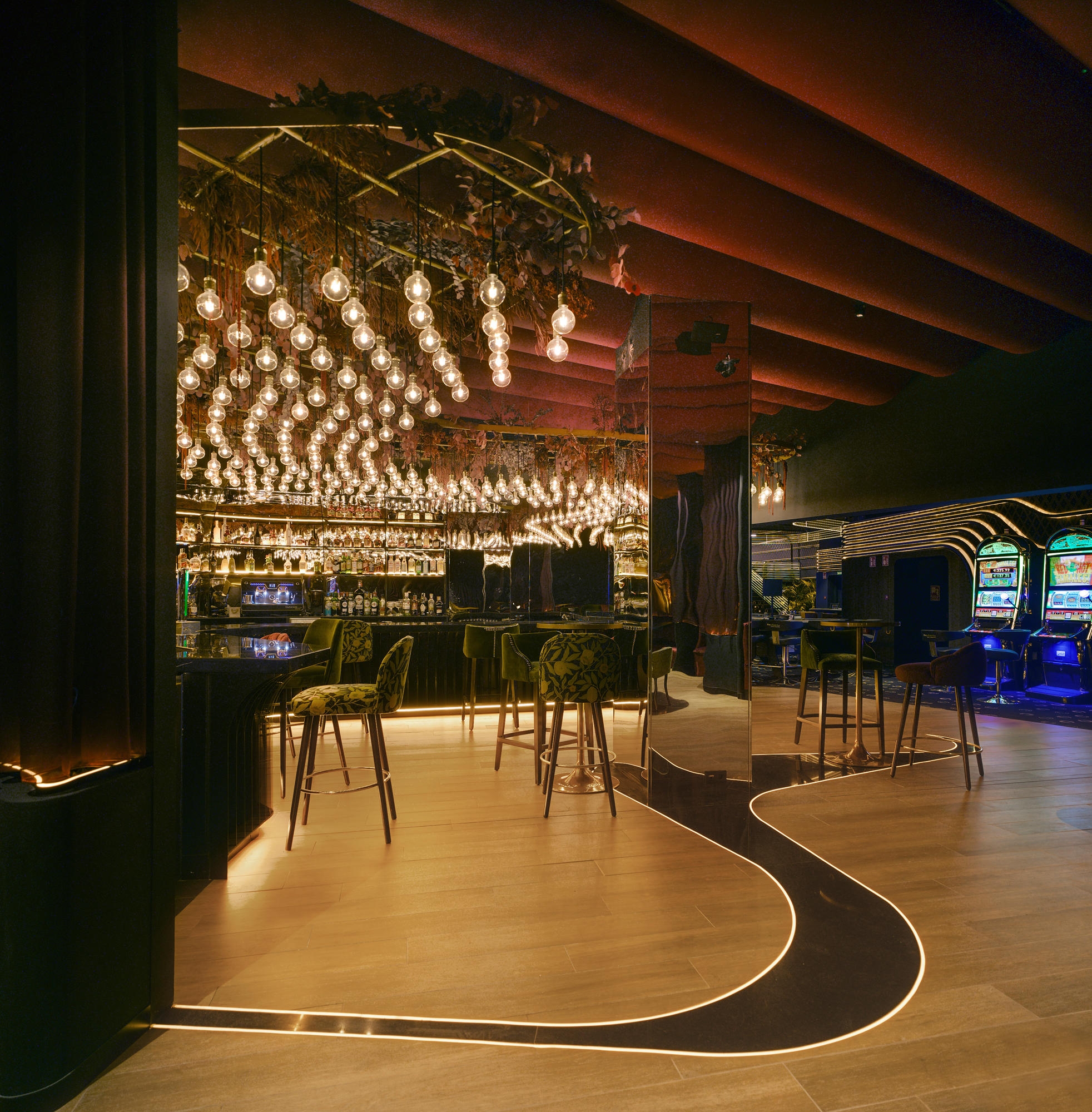 Clavel Arquitectos' makeover of the five-star Gran Hotel Casino Extremadura deploys lighting to accentuate the spatial opulence of the complex's entertainment venues. Photos: David Frutos (BISimages)