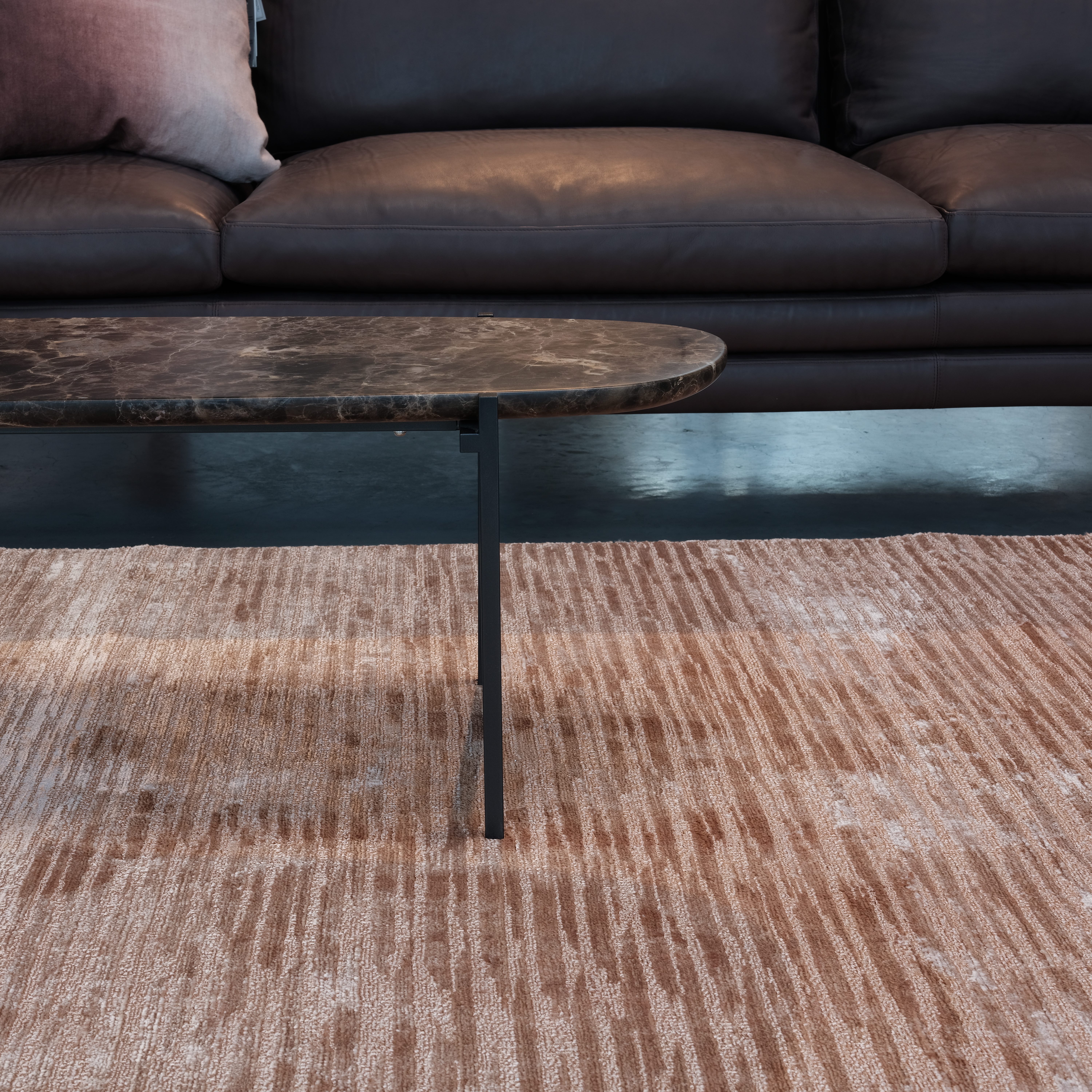 Industrieller Kontext, herrschaftliche Interieurs oder zeitgenössische Büros – die Teppiche aus feinem Banana Silk setzen spannungsreiche Akzente mit edlem Glanz, hier: Cu29 für Kupfer