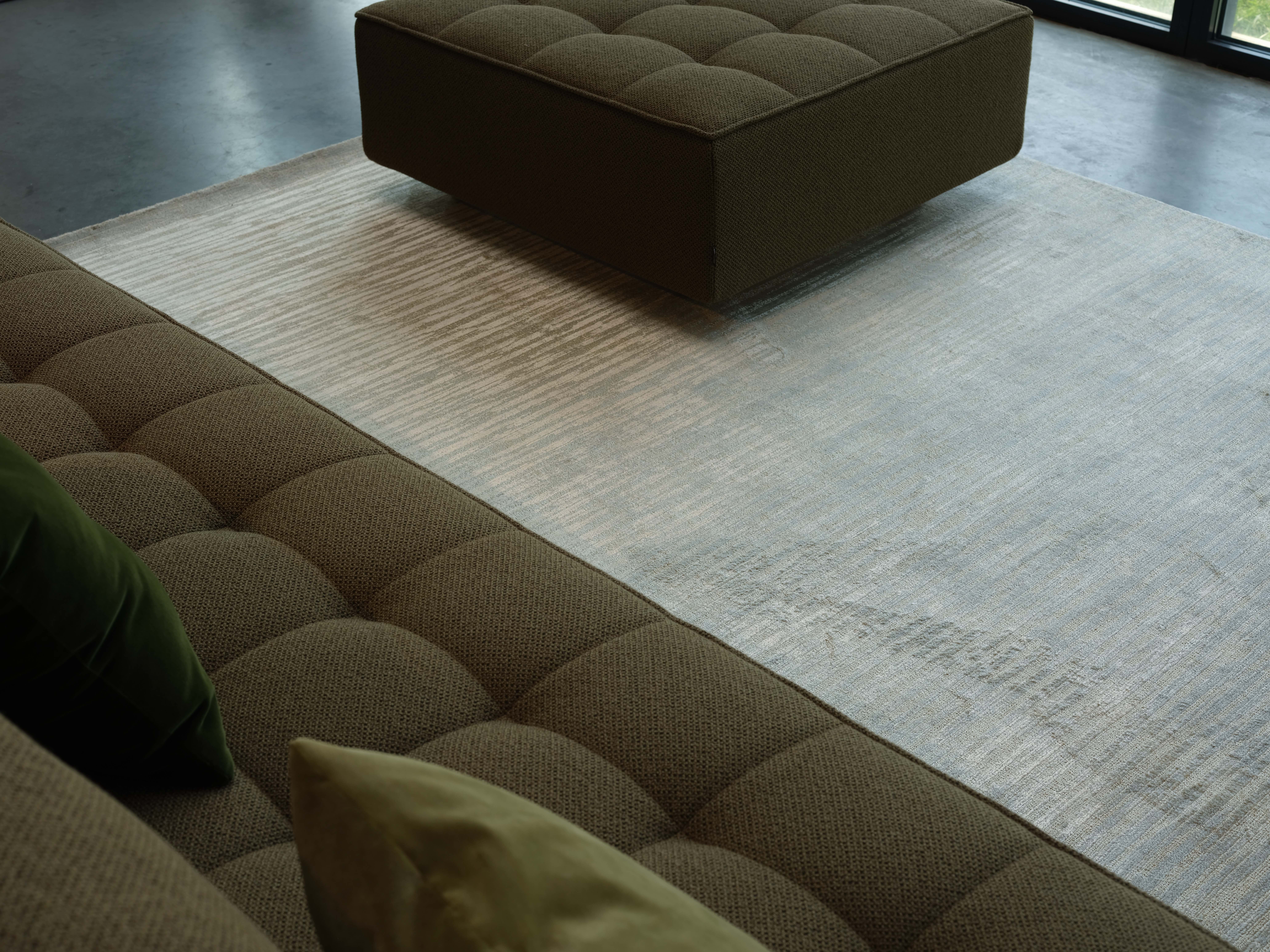 Die Teppiche entstehen in Handarbeit aus dem Endlosgarn Banana Silk, was nicht nur ein besonders weiches Produkt liefert, sondern auch nahezu gar nicht fusselt, hier: Au79 für Gold