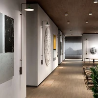 Inspiriert von industriellen Wandleuchten mit freiliegenden Glühbirnen, ist die Form von Platet aus emailliertem Metall schlicht und nostalgisch