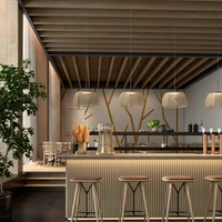 Die leichte und dezente Leuchte Tanit von Bover verfügt über einen handgewebten Schirm aus dünner gewachster Baumwollkordel. Das horizontale Lichtsieb erzeugt einen subtilen Moiré-Effekt