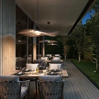 Der sich kräuselnde Schatten der Mediterrània-Leuchte bringt Biophilie in diesen Sitzplatz im Freien und erzeugt eine organische Wärme, die unaufdringlich, freundlich und einladend ist