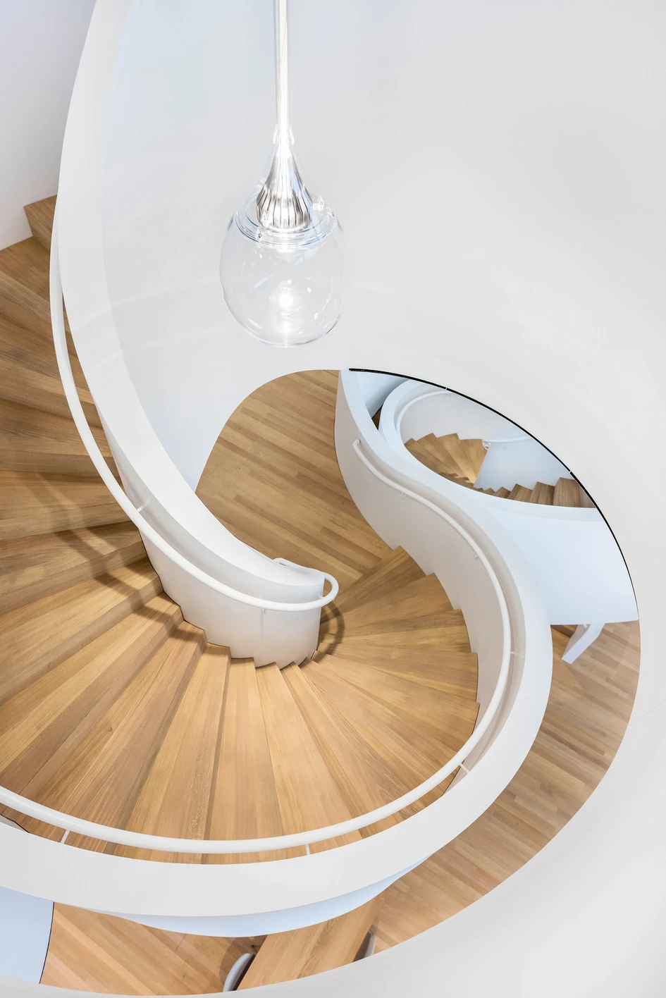 The length of the TEA light guide can be adapted to the respective architectural conditions – several TEA luminaires can even be suspended at different heights