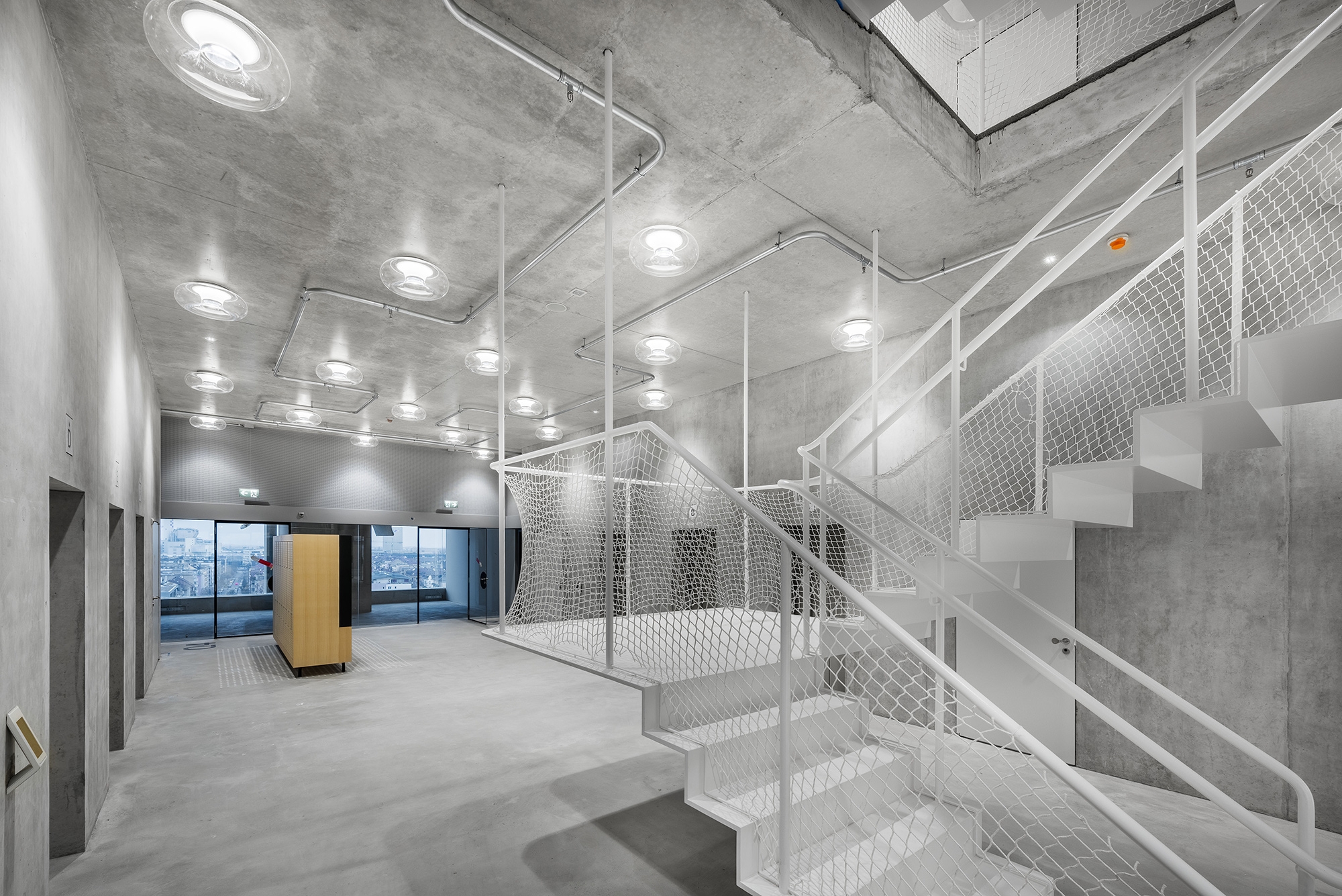 Glass meets concrete: the TORUS ceiling luminaire, seen here in use at the Biozentrum in Basel, illuminates rooms in all areas while also complementing them architecturally 