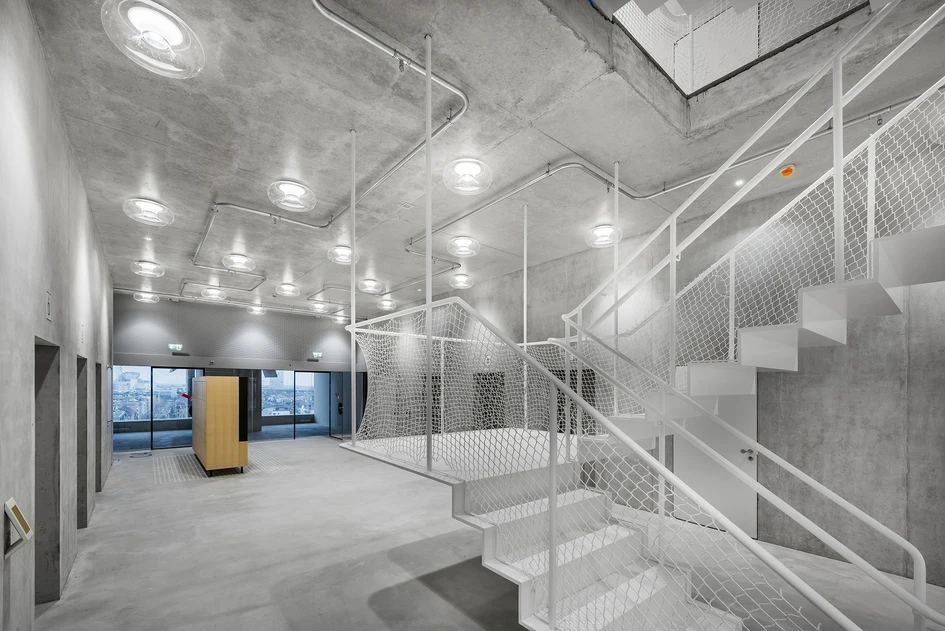 Glass meets concrete: the TORUS ceiling luminaire, seen here in use at the Biozentrum in Basel, illuminates rooms in all areas while also complementing them architecturally