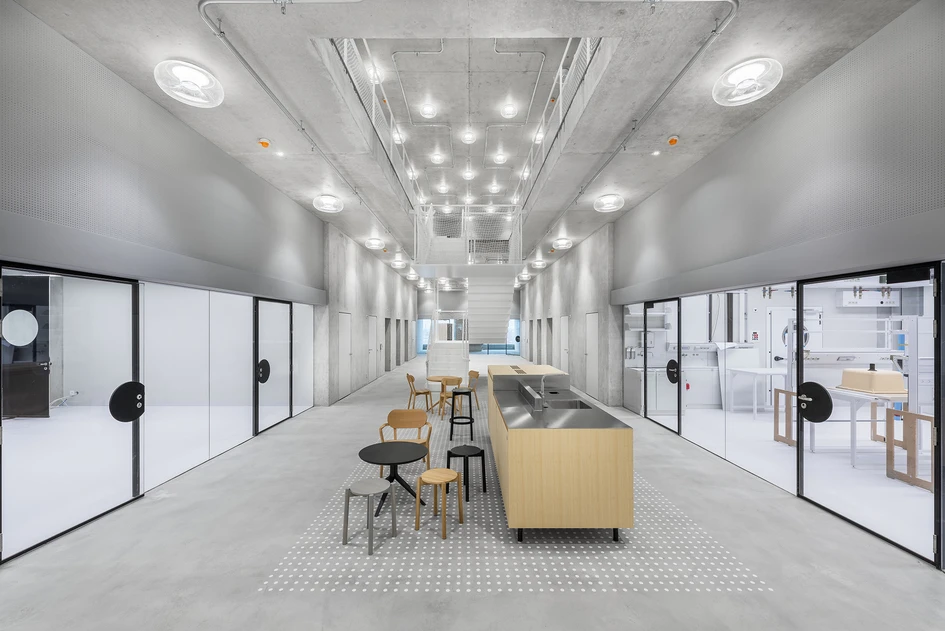 The TORUS ceiling luminaire by Regent Lighting was specially developed for the Biozentrum of the University of Basel. It boasts the special feature of combining direct and indirect lighting components