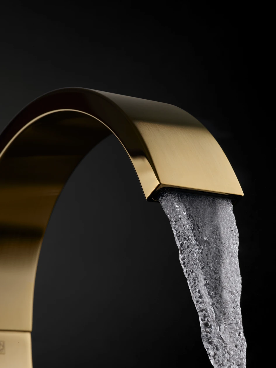 Variety that ends in a circle. The CYO series of fittings, designed by Sieger Design, unfolds its wealth of variants in elegant surfaces – from natural stone to exceptional textures. This allows for a particularly high degree of individualisation