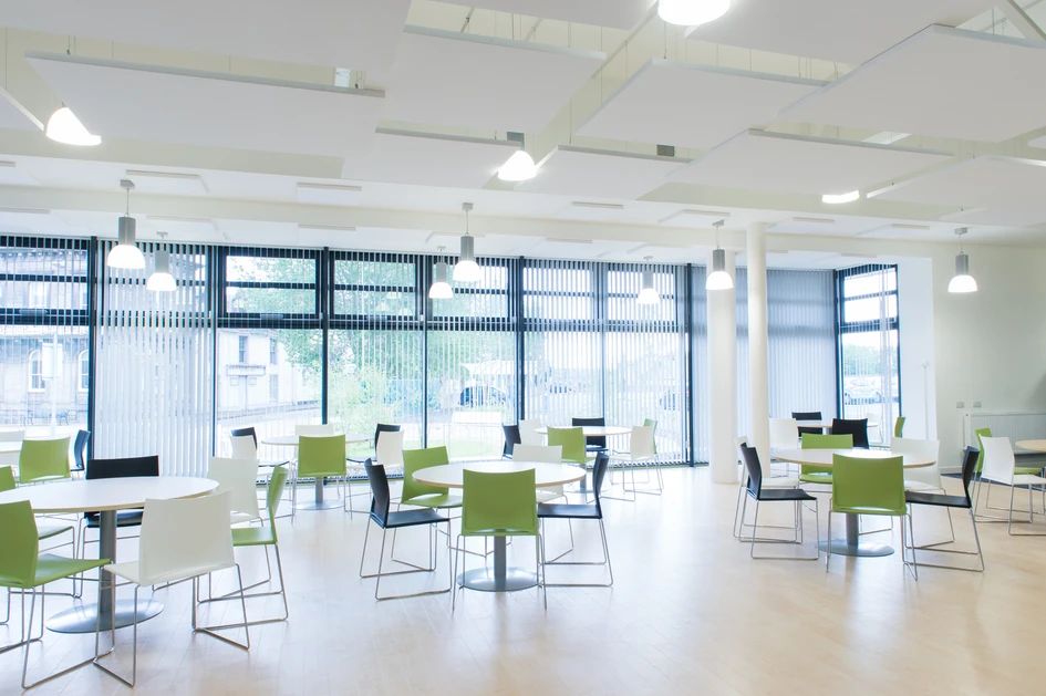 Rockfon Eclipse® Inseln bringen akustischen Komfort ins offene Gebäude des Park 2020 Experience Center in Amsterdam (oben). In Schottland setzte der Moray Council die Eclipse®-Deckeninseln zusammen mit Oberlichtern und gerichteten Luftauslässen ein  