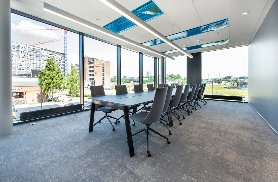 Im Osloer Bürogebäude Parallel wurden die matten und ultraweissen Rockfon Blanka®- Akustikdeckenplatten eingesetzt. Der Entwurf, bei dem das Wohlbefinden der Mitarbeiter an erster Stelle stand, erfüllt strengste Umweltanforderungen