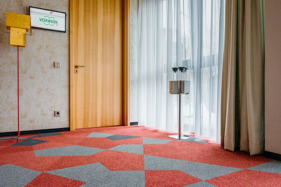 The Münchner Hotel-Kompetenz-Zentrum relies on the Crystal rangefor large spaces. The allergy-friendly acoustic tiles from Vorwerk flooring also offer acoustic benefits so are a perfect floor covering for hotels