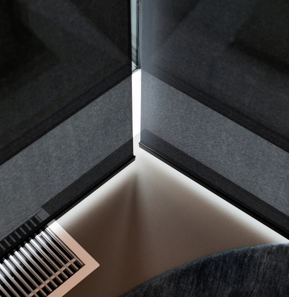 Woven, opaque, woollen, linen-like – the roller blind textiles are created in a variety of different aesthetic compositions, each offering its own benefits and capabilities