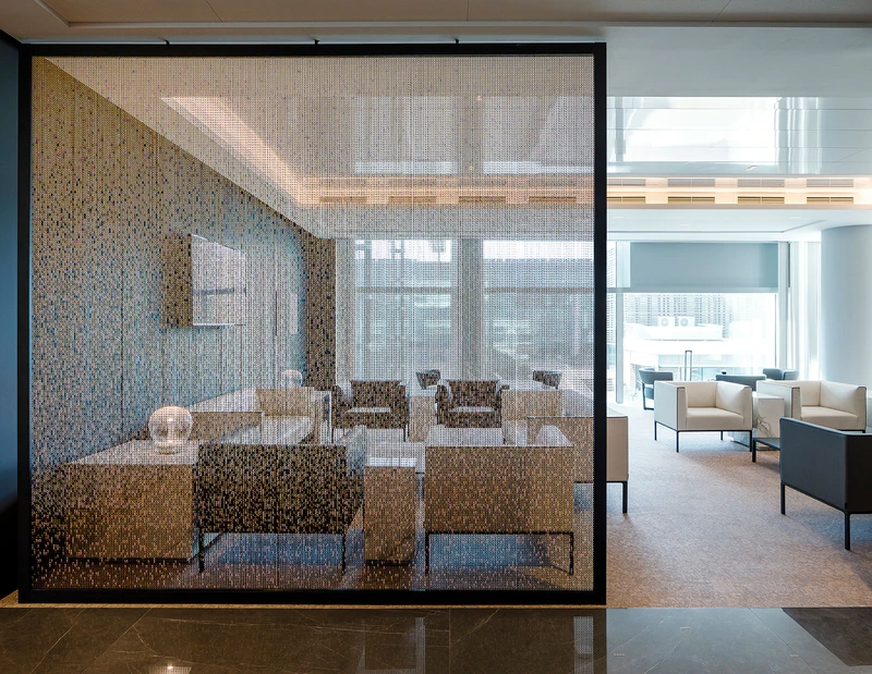 The versatile chain curtains subdivide spaces at almost any height (top: KI20 Business Centre, Budapest, Hungary). The semi-transparent curtain above, informally partitions two spaces (Pau Casals VIP Lounge, Barcelona Airport)