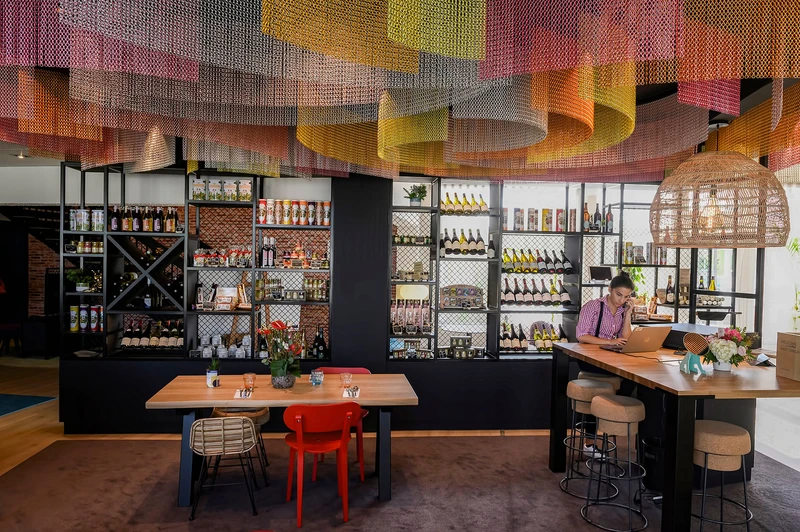 Additional layers form a fully immersive effect (top: Kohakinho restaurant, Lugano, Switzerland). Ceiling-hung curtains create decorative patterns that draw the eye upwards (Novotel Dijon Route des Grands Crus, Marsannay-la-Côte, France)