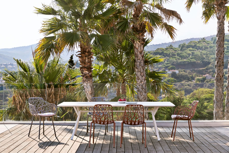 Fast’s mission is to make long-lasting furniture that sits comfortably in nature without destroying it. Seen here, the timeless Radice Quadra table paired with the top-selling Forest chair