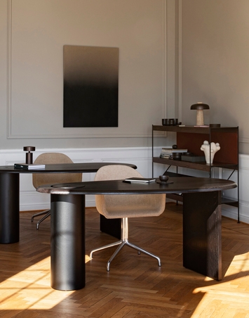 Holding its own as a one-off piece in homes and private offices, it can equally be used in duplicate, creating work ‘islands’. The curves make for a warmer co-working environment