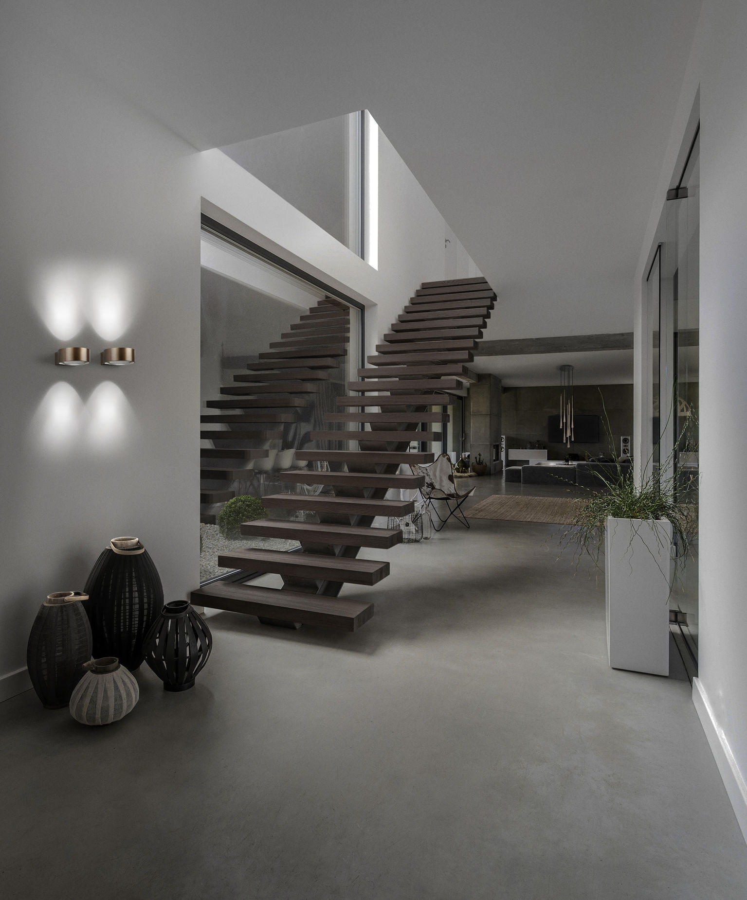 In the Orbit wall spotlights by Light-Point, glass lenses provide soft, glare-free light on walls and also in open spaces as a free-standing version