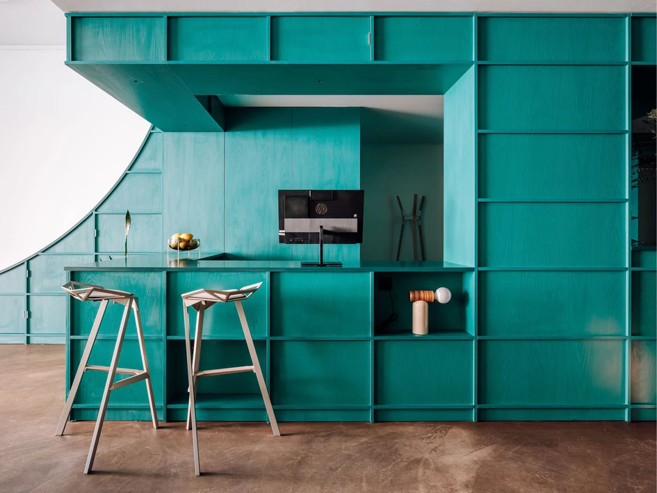 The architectural project which took first place in 2020 caught the attention of the jury with an innovative and unexpected use of the surface material Yosemite UB44 Catinaccio which covered the entire ensemble of built-in furniture