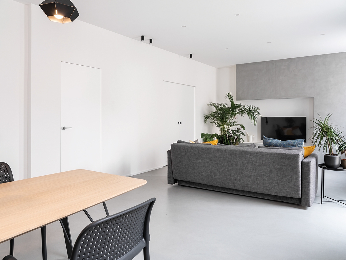 The hinged Syntesis® Line Battente (leading to a bathroom) and the sliding pocket Syntesis® Line Double (to the study) sit harmoniously side by side in the living area