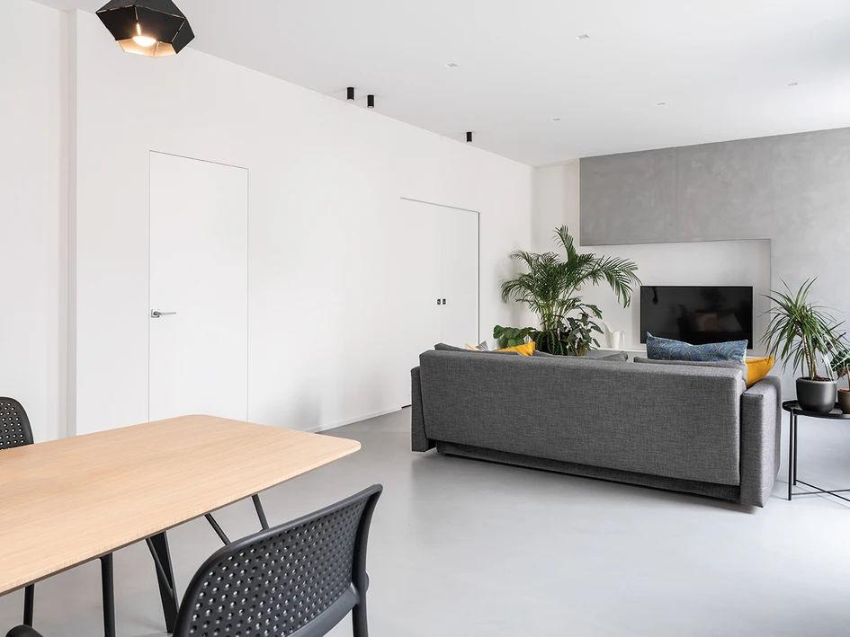 The hinged Syntesis® Line Battente (leading to a bathroom) and the sliding pocket Syntesis® Line Double (to the study) sit harmoniously side by side in the living area