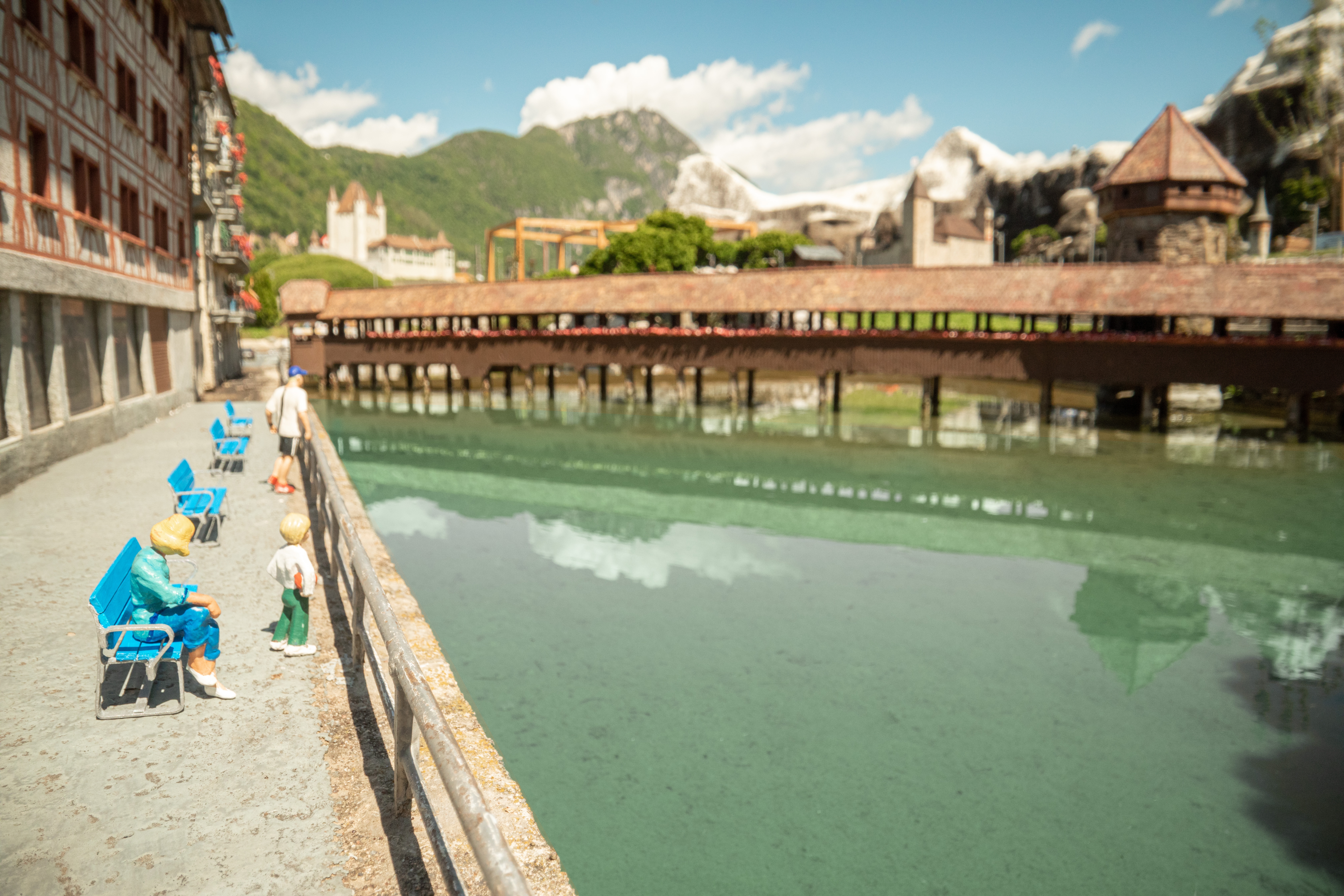 The crossbeam helps the visually impaired to feel the bench, while the seat height and armrests make it easier for mobility-impaired users to stand up and sit down