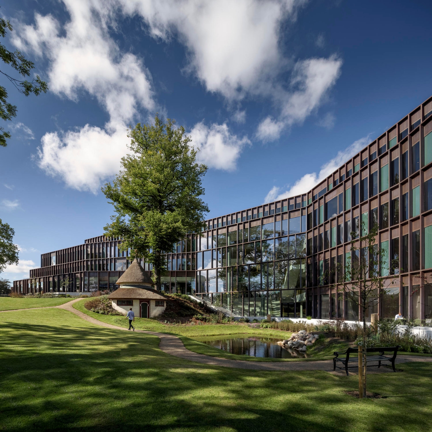 Lire l’histoire First base: corporate-headquarter design