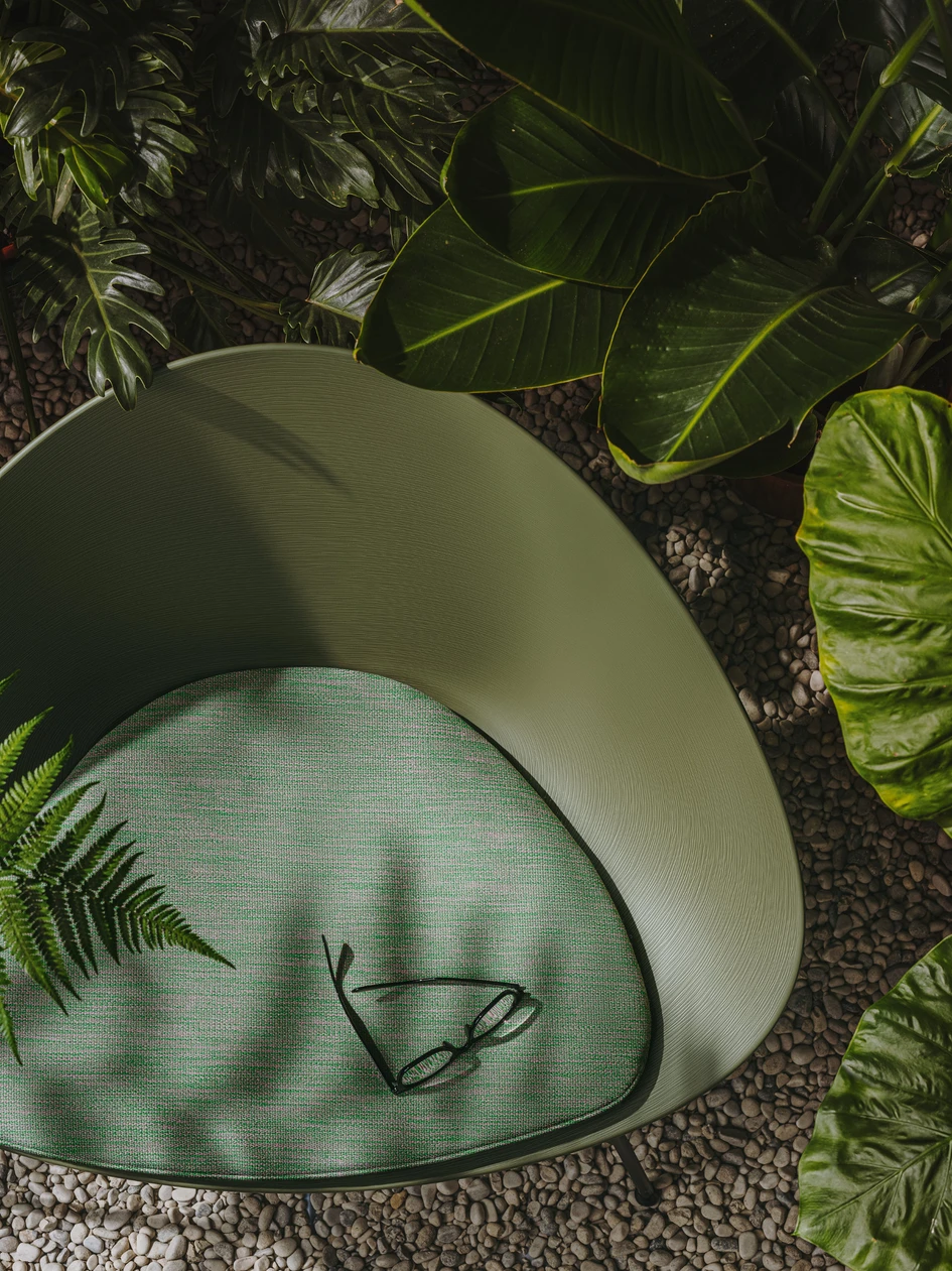 Adell aus dem Jahr 2020 ist komplett aus einer nachhaltigen Denkweise heraus entwickelt worden: Sein Sitz besteht zu 80 Prozent aus recyceltem Polypropylen und kann am Ende seiner Lebensdauer demontiert und recycelt werden. Foto: Salva Lopez