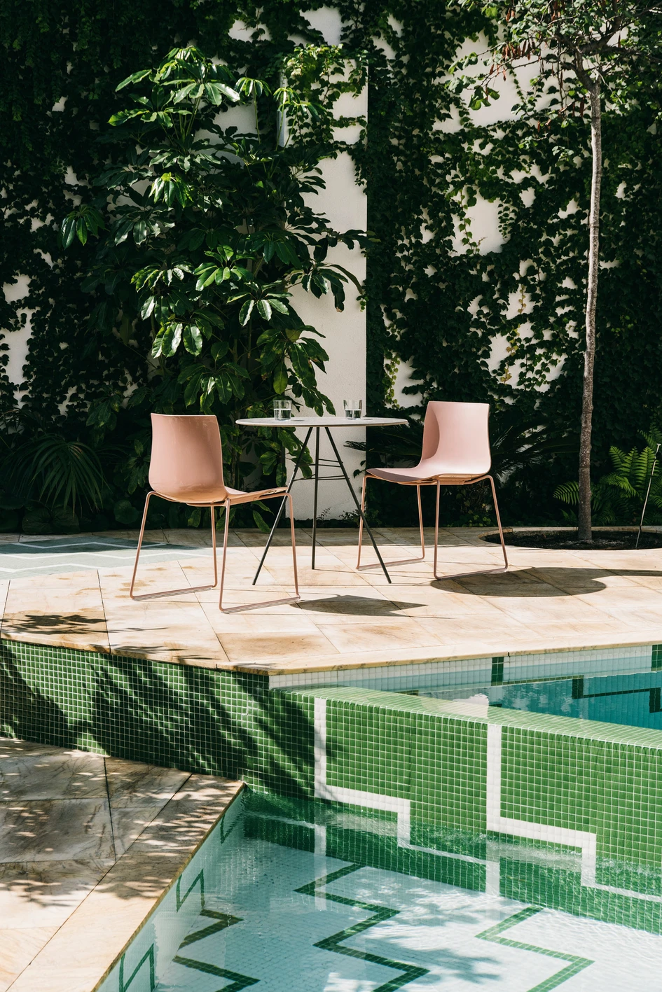 Die Herstellung einiger Arper-Klassiker wurde für einen reduzierten ökologischen Fußabdruck überarbeitet. Juno (oben) ist nun zu 70% aus recycelten Materialien und, wie Catifa 46 (darunter), zerlegbar. Fotos: Marco Covi (oben), Salva Lopez (darunter)