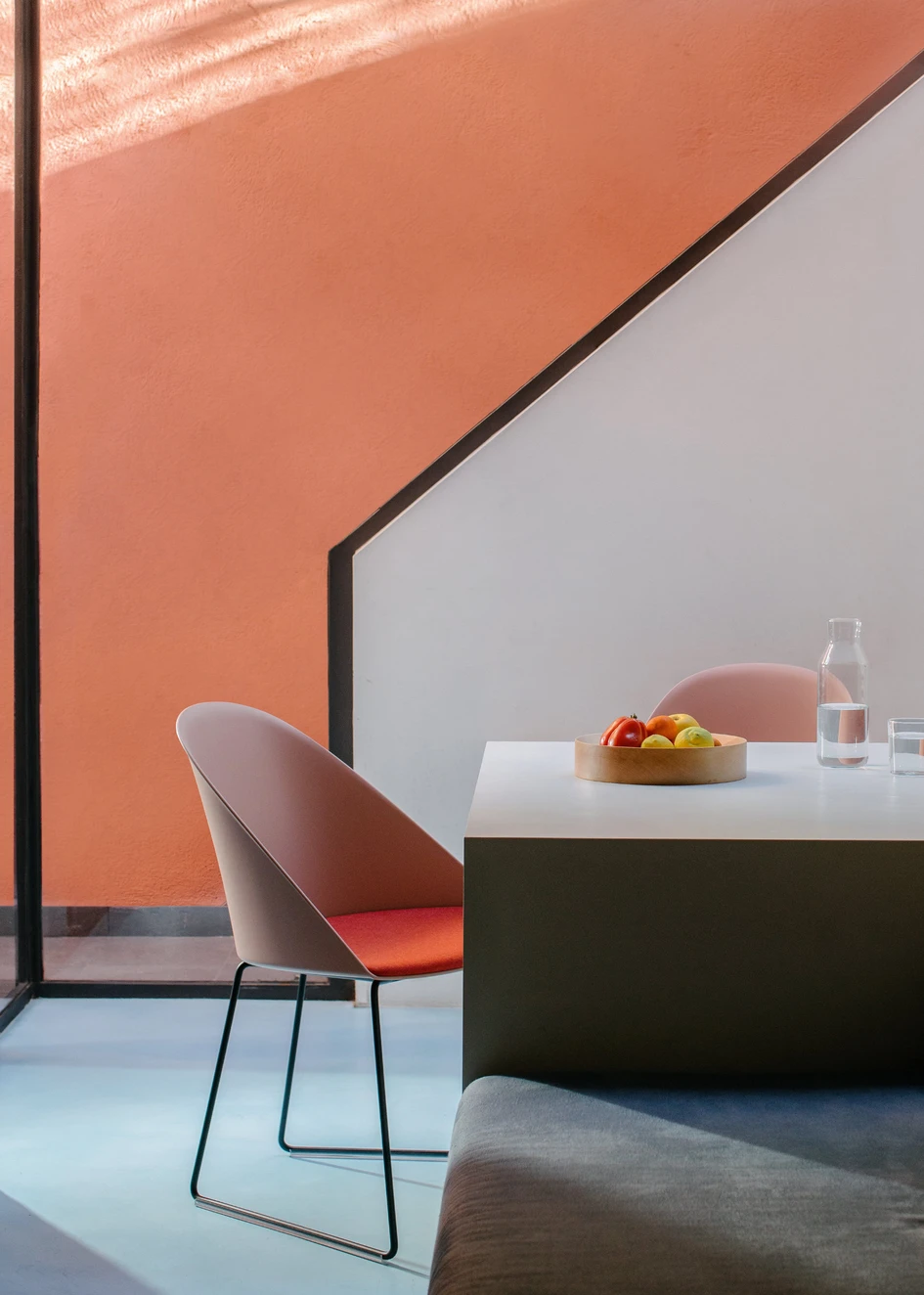 Bürodesign hält nicht nur Funktion sondern auch empathische Überlegungen bereit: Kinesit zeigt kräftige Farben, die überlegt eingesetzt werden, Cila verbindet Lehmtöne mit einer umhüllenden Form. Fotos: Slava Lopez (oben), Iris Humm (darunter)