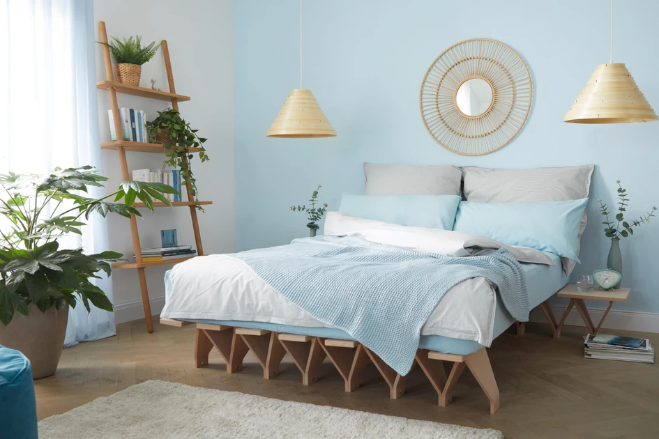 If you opt for the simple beauty of a monochrome woodchip wallpaper, you can be sure that it will last. By simply painting over it, it appears as new again even years later