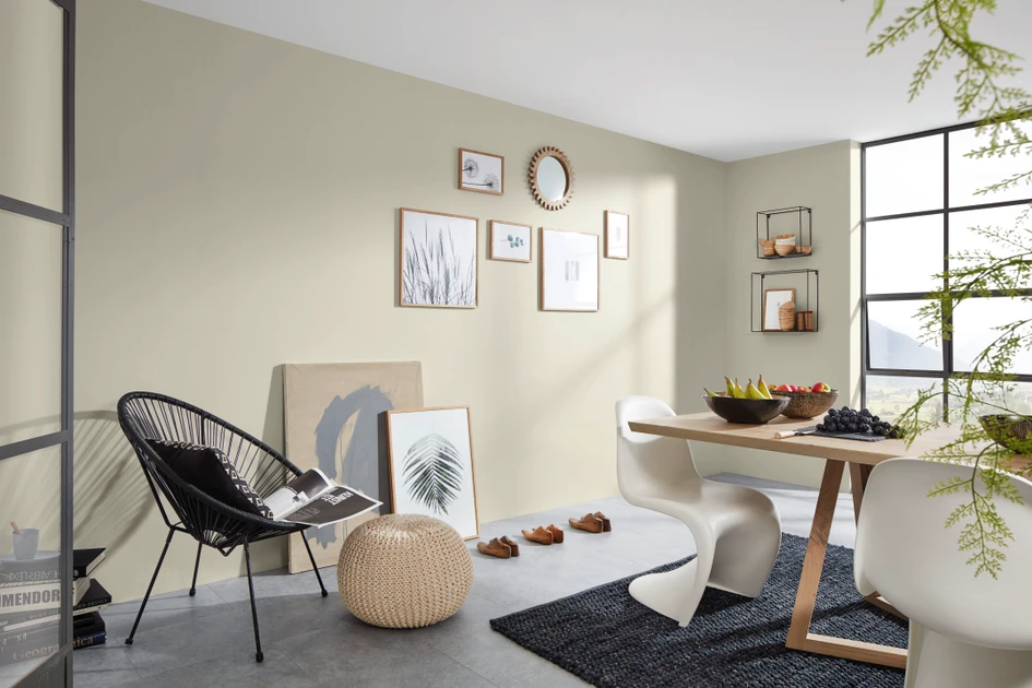 The right wall covering brings aesthetic calm to a room: Woodchip wallpaper from Erfurt suits a wide range of furnishing styles and is also long-lasting. It’s high quality contributes to sustainable interior design