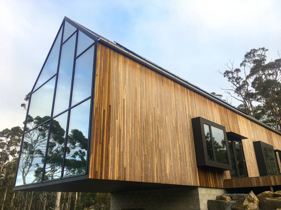 Let the daylight in and let your eyes wander into the distance: On the outskirts of the Tasmanian city of Hobart, a couple had an unexpected dream come true – with the help of a wood/aluminium facade from Unilux