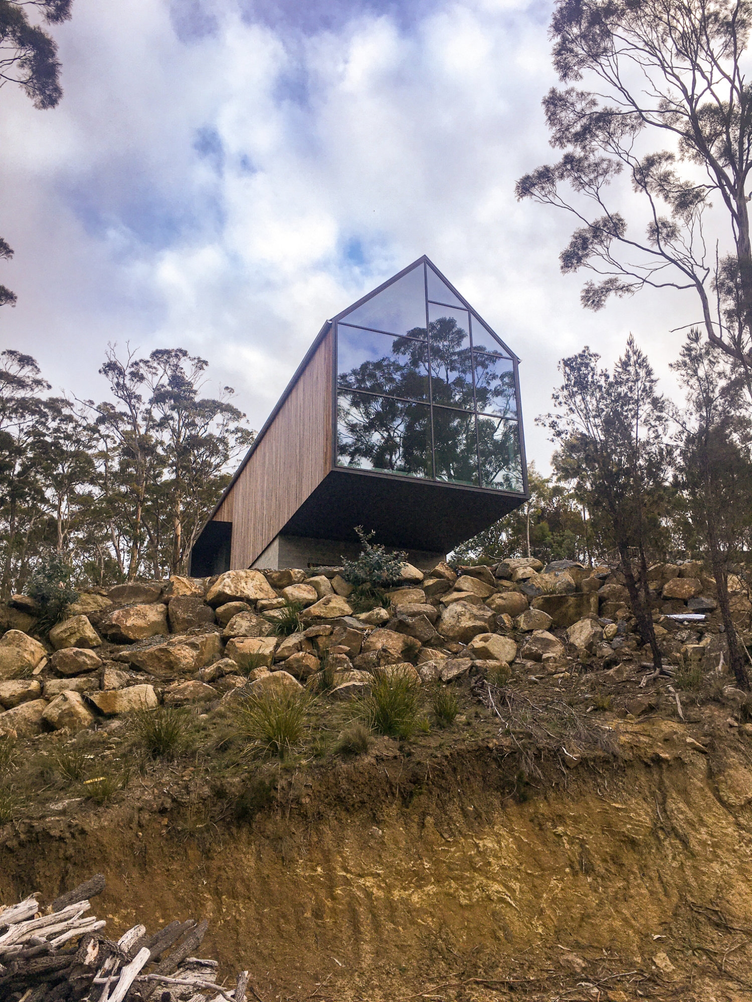 The Mountain Passive House by Crump Architects virtually floats towards nature with a FineLine facade from Unilux measuring an impressive 5.5 by 7.5 metres