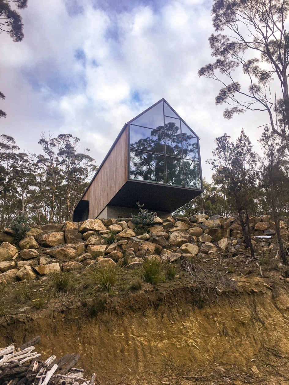 The Mountain Passive House by Crump Architects virtually floats towards nature with a FineLine facade from Unilux measuring an impressive 5.5 by 7.5 metres