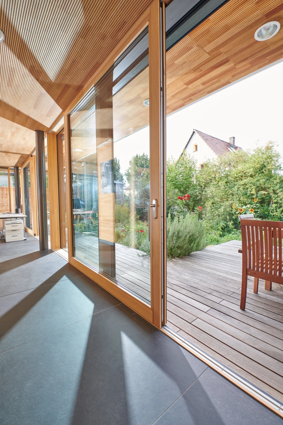 Thanks to triple-pane insulating glass, FineLine offers thermal insulation up to passive house level – and in impressive formats. Optional UV-protective glass reduces fading of furniture and floor coverings