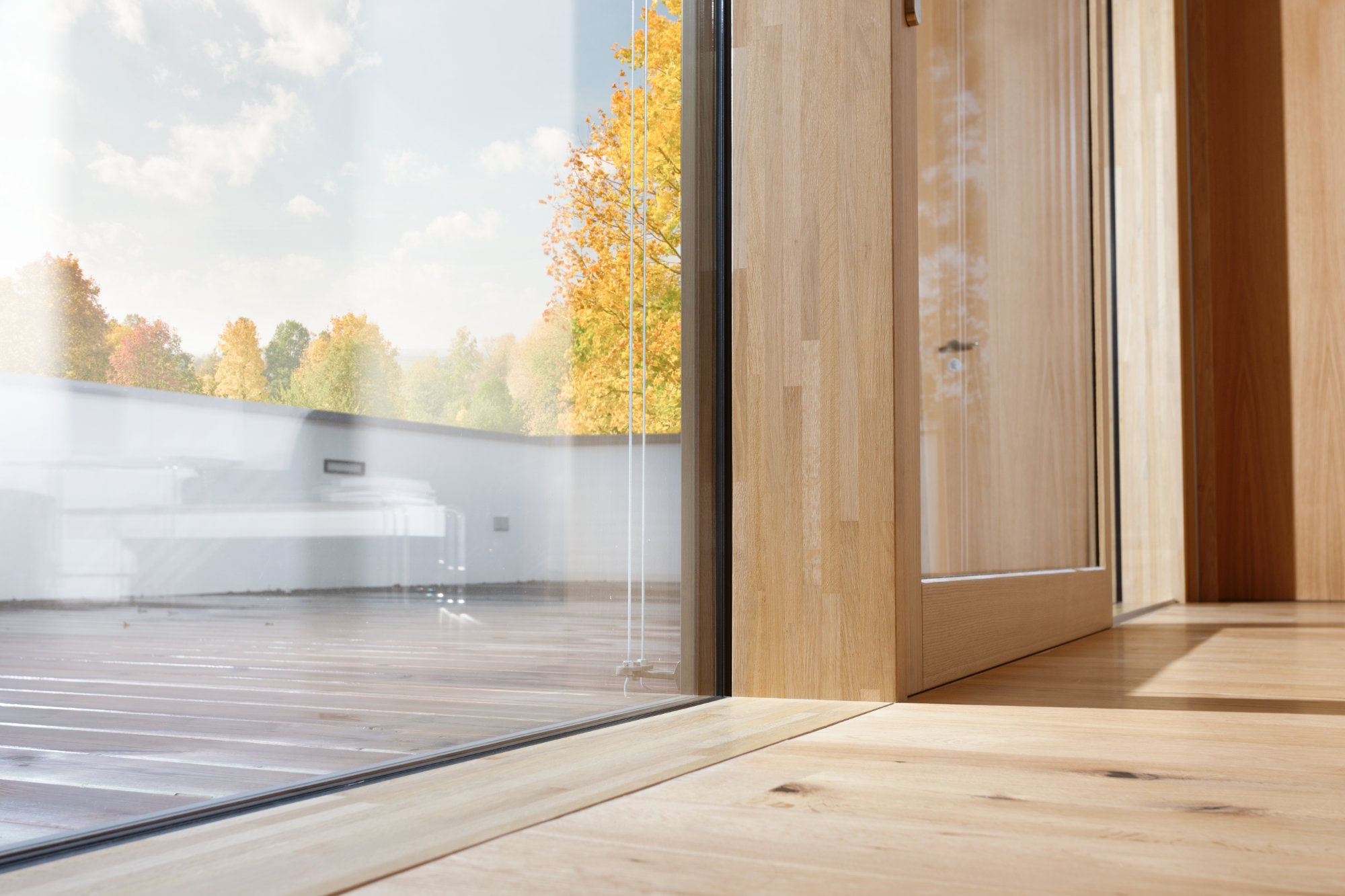 From the outside, an aluminium facing shell protects the profiles from the weather, while on the inside they are available in a choice of four wood species. Threshold-free installation ensures smooth transitions