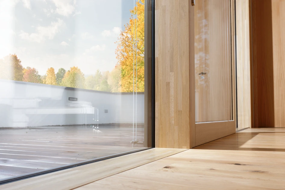 From the outside, an aluminium facing shell protects the profiles from the weather, while on the inside they are available in a choice of four wood species. Threshold-free installation ensures smooth transitions